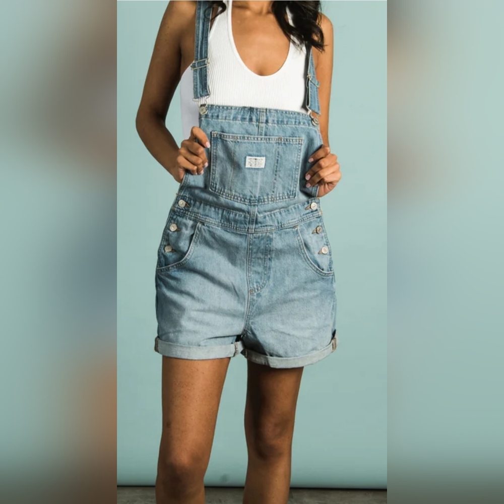 EUC Levi's Women's Overalls. Size L